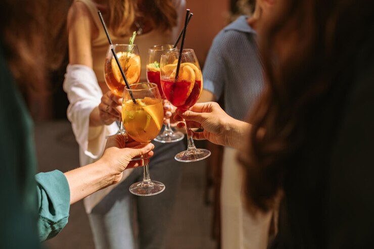 Photo des amies proposent un toast à une fête d'été.