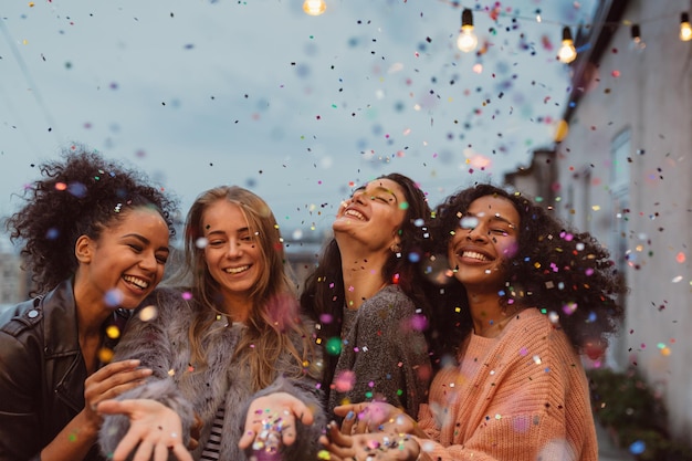 Des amies qui s'amusent à la fête.