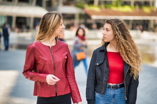 Amies réunies dans une ville