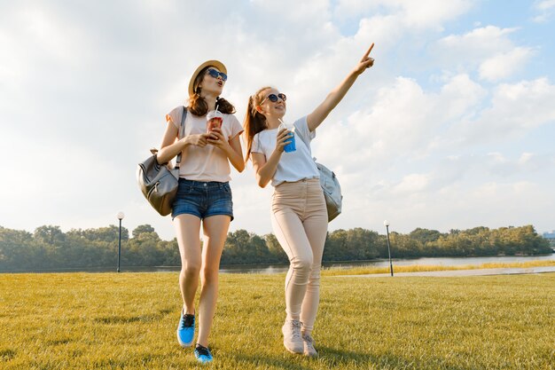 Amies se promènent dans le parc dans la nature