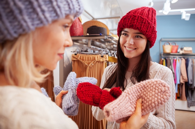 Amies shopping ensemble au magasin de vêtements