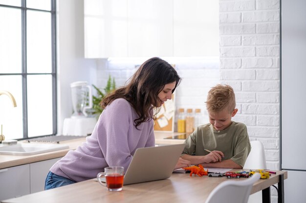 Des amies utilisant une tablette numérique sur la table