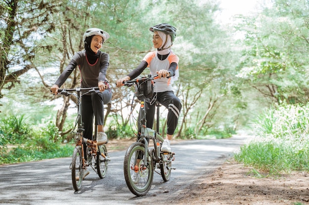 Des amies à vélo sur la route