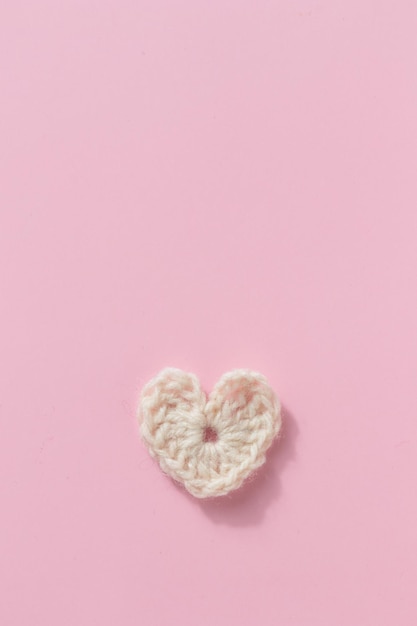 Amigurumi au crochet coeur blanc sur fond rose Bannière Saint Valentin