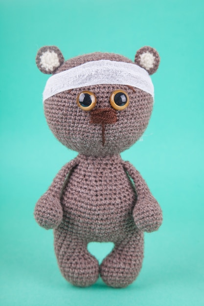 Amigurumi. Jouet de bricolage. Ourson tricoté brun. , prévention des maladies infantiles