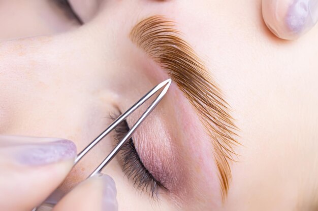 Amincissement des poils des sourcils après les procédures de coloration et de stratification des sourcils