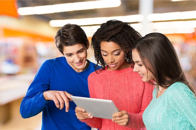 Amis d'adolescent avec une tablette numérique