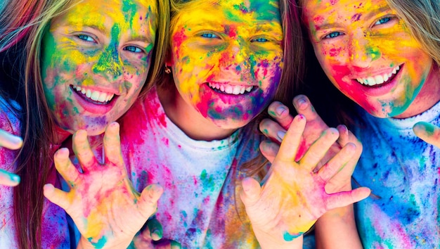 Amis adolescents avec des couleurs sèches Drycolors Amis de l'école adolescents s'amusant à se superposer à l'extérieur avec des couleurs sèches Bonne humeur avec des couleurs sèches colorées Holi coloré sur le visage peint