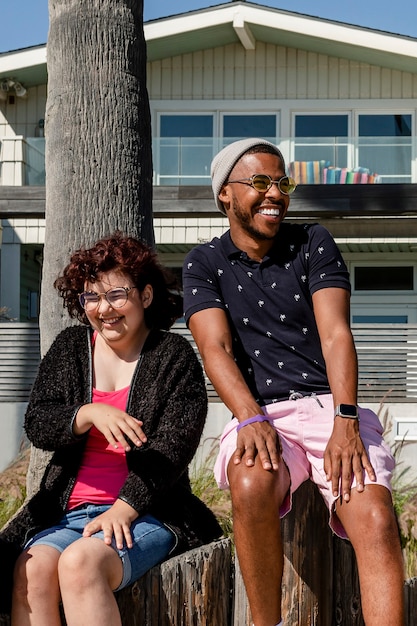 Amis adolescents profitant de l'été à Venice Beach, Los Angeles