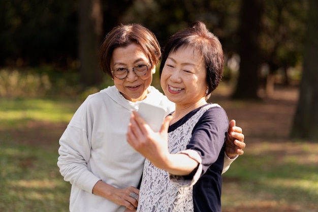 Amis d'âge moyen s'amusant