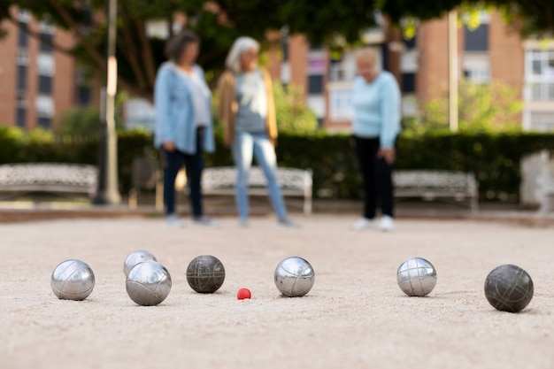 Photo amis âgés jouant à la pétanque