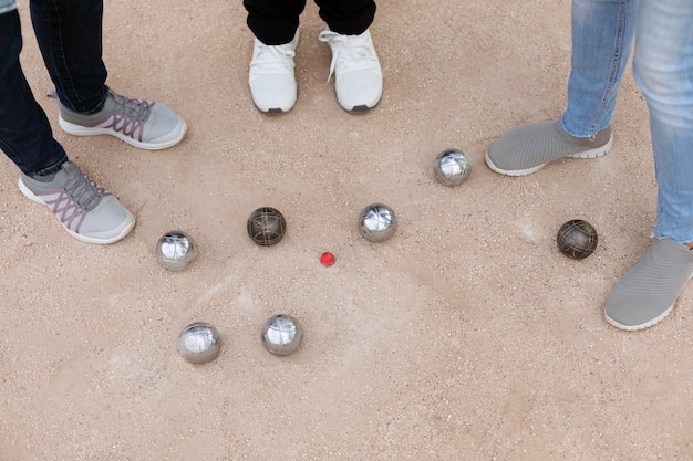 Amis âgés jouant à la pétanque