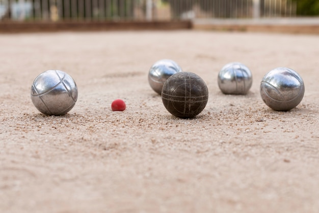 Photo amis âgés jouant à la pétanque