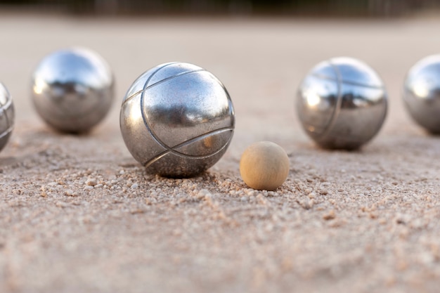 Amis âgés jouant à la pétanque