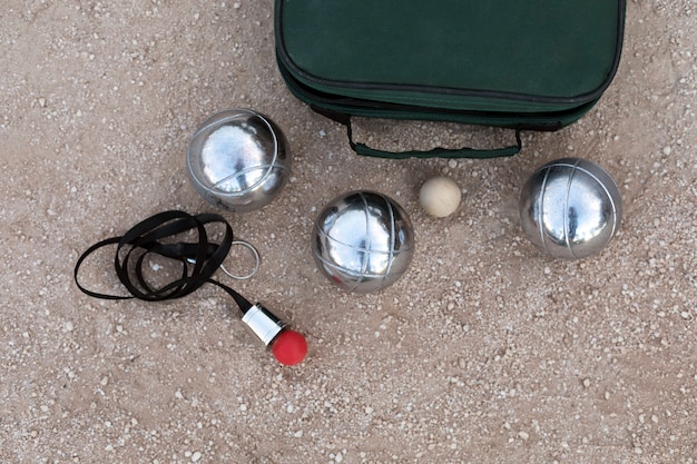 Amis âgés jouant à la pétanque