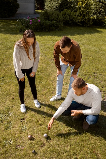 Amis à angle élevé faisant du sport