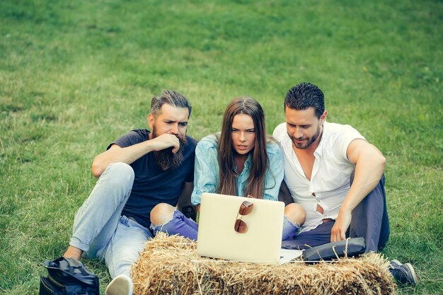 Des amis anxieux utilisent un ordinateur portable