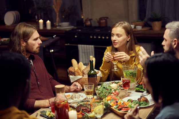 Amis appréciant le dîner