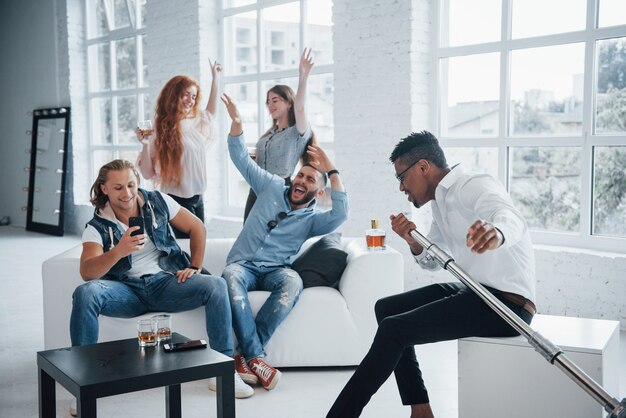 Amis appréciant la pause-café au bureau