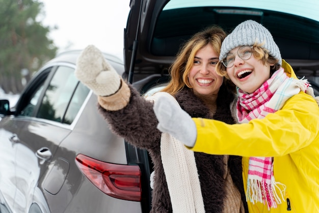 Amis appréciant le voyage d'hiver