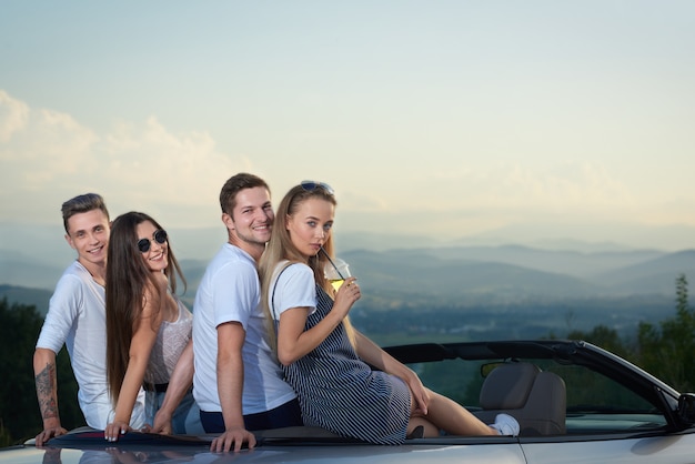 Amis assis sur le cabriolet