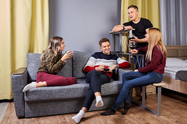 Des amis assis sur le canapé à la maison.