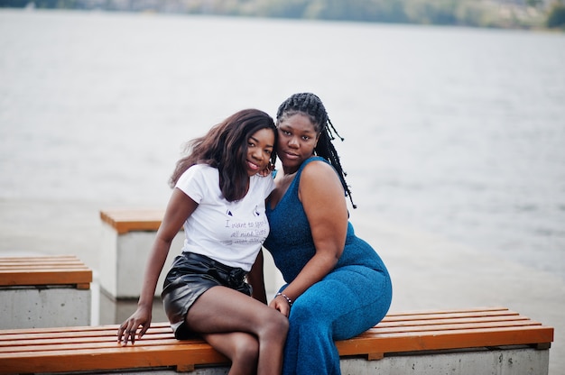 Amis assis ensemble sur un banc