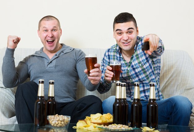 amis assis à table avec de la bière