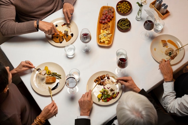 Des amis au sommet déjeunent dans un restaurant de luxe.