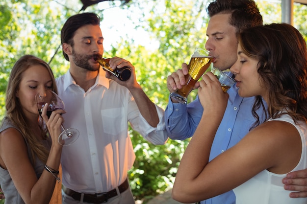 Amis ayant un alcool au comptoir