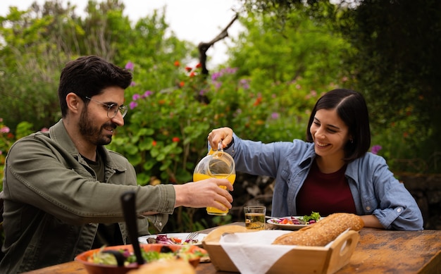 amis ayant une bonne journée à manger dans une maison de campagne