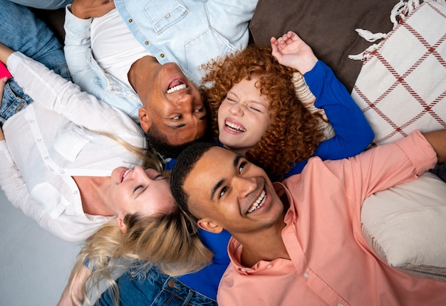 Photo amis ayant une fête bondée à la maison