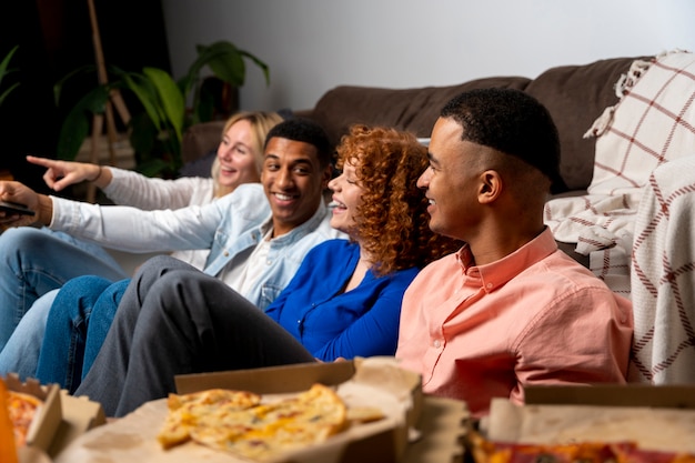 Photo amis ayant une fête bondée à la maison