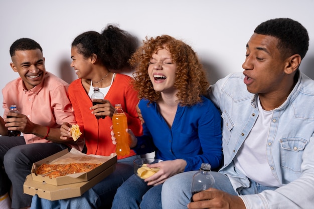 Photo amis ayant une fête bondée à la maison