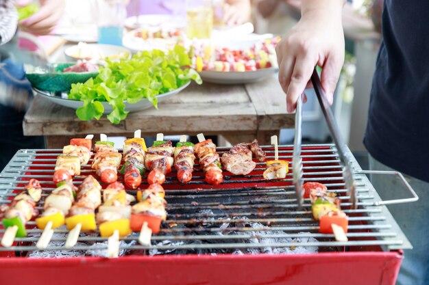 Amis ayant fête et cuisine barbecue à Gardern.