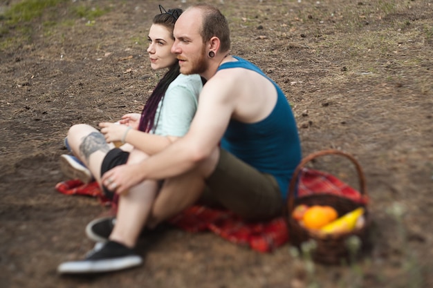 amis ayant une fête en forêt. mode de vie des voyageurs. randonnée moments heureux