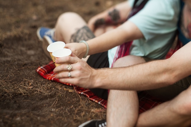 amis ayant une fête en forêt. mode de vie des voyageurs. randonnée moments heureux