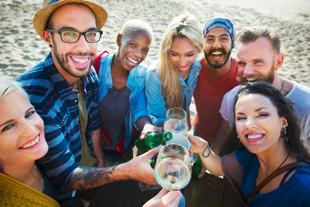 Amis ayant une fête sur la plage