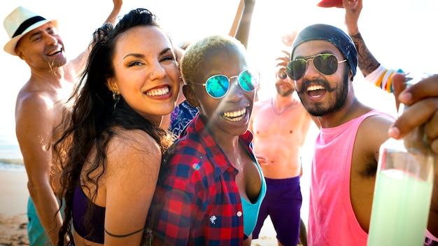 Amis ayant une fête à la plage