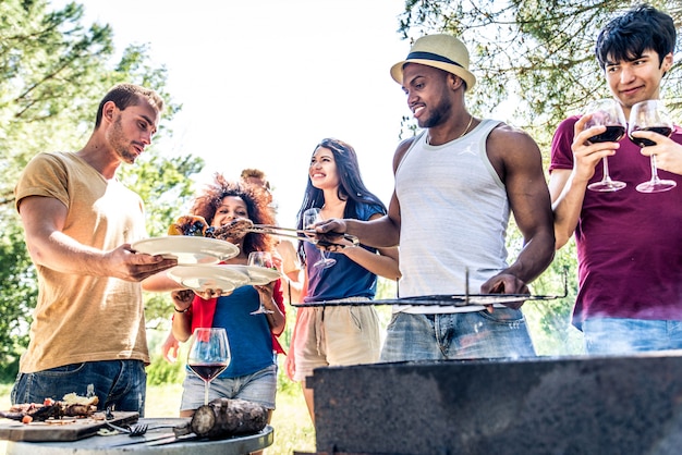 Amis à Un Barbecue