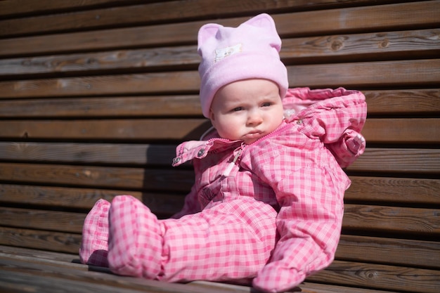 Amis bébé assis sur le banc en bois