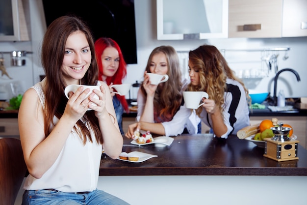 Amis, boire du thé et du café dans la cuisine