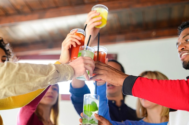 amis boire et griller un cocktail au bar de la brasserie