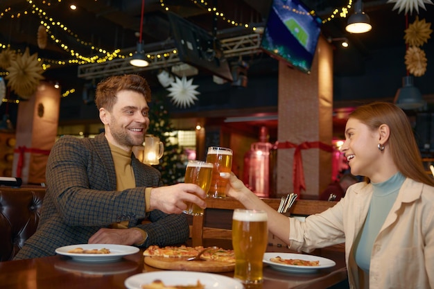 Des amis boivent de la bière pendant qu'ils se reposent dans un pub.