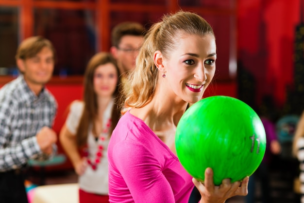 Amis bowling s'amusant