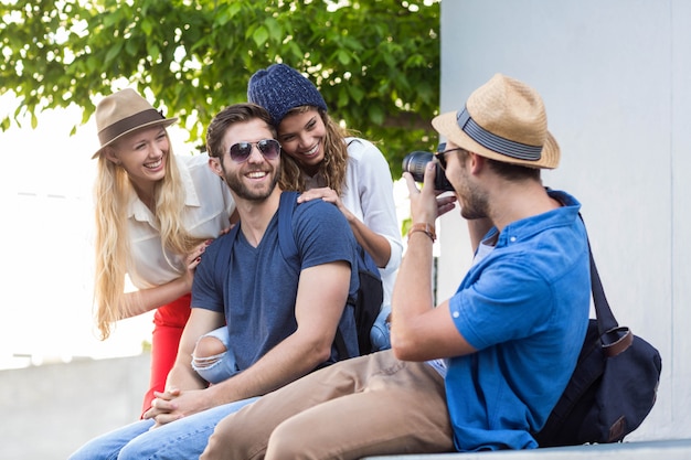 Amis branchés prenant des photos dans les rues