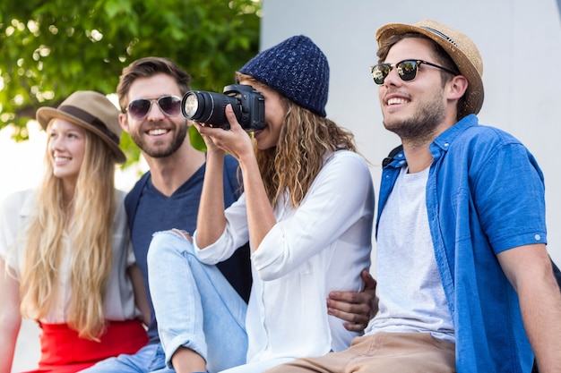 Amis branchés prenant des photos dans les rues