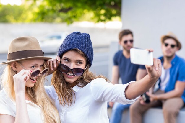 Amis branchés prenant des selfies dans les rues