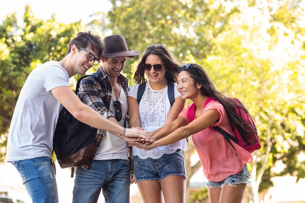 Des amis branchés se réjouissant dans les rues