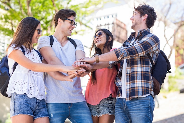 Des amis branchés se réjouissant dans les rues